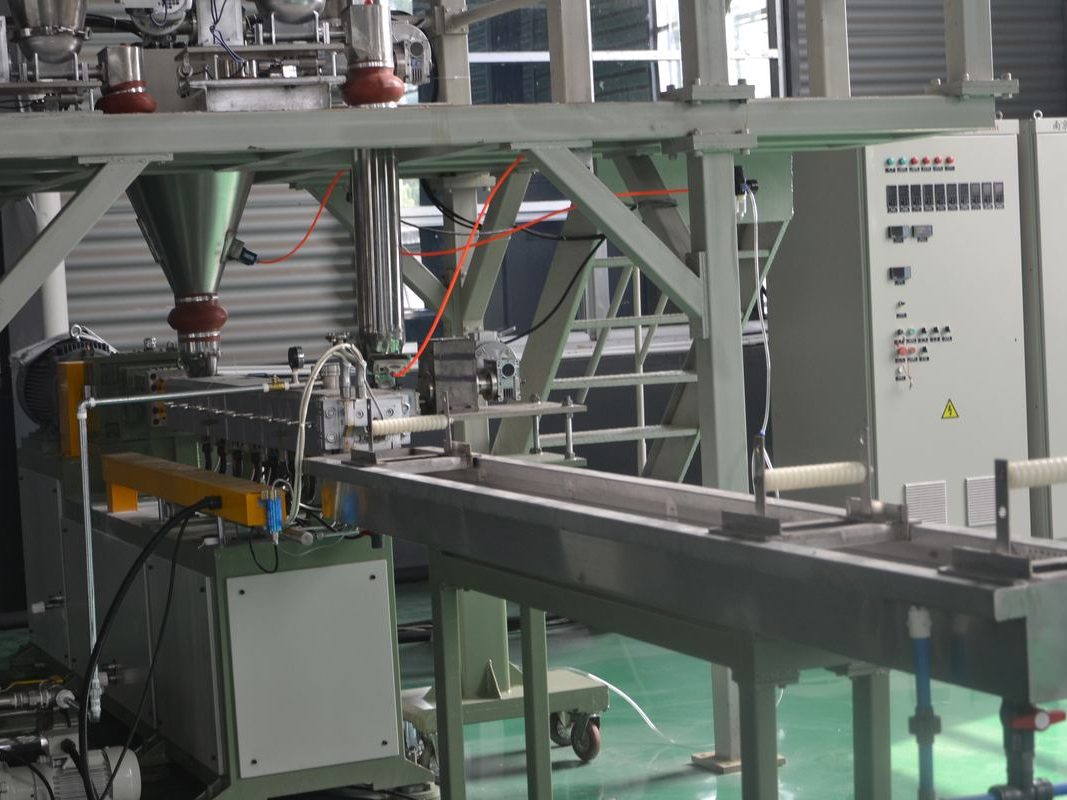 Doppelschnecken-Extrusions- und Granulieranlage für modifizierte Kunststoffe